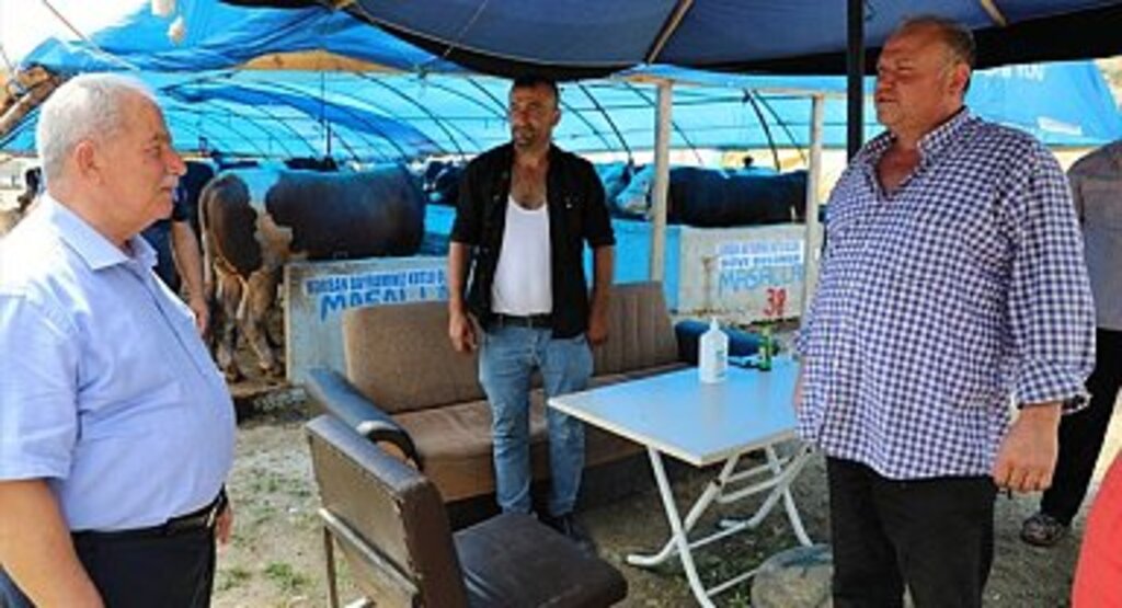 KURBANLIKLAR SATIŞ NOKTASINDA ALICILARINI BEKLİYOR