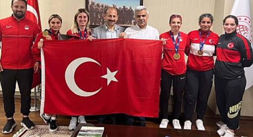 Samsunlu Rekortmen Sporcular Avrupa'dan Madalyalarla Döndü