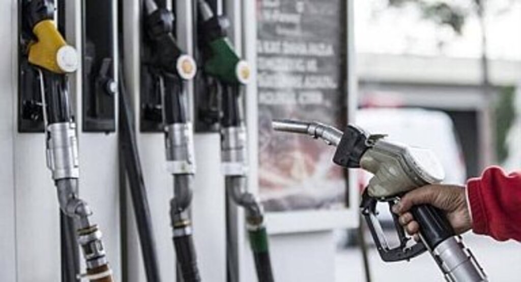 Benzine 1.55 liralık zam geliyor yeni tarife bu gece geçerli olacak