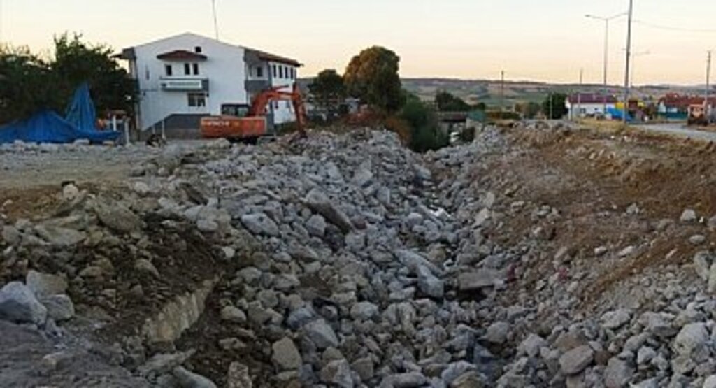 Ladik'te Faciaya Davetiye Dere Yatağı Molozlarla Dolduruldu