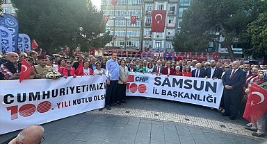 CHP Samsun Teşkilatlarından Anıt Önünde Kutlama