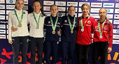 Samsun'un dünya ikincisi sporcuları çiçeklerle karşılandı