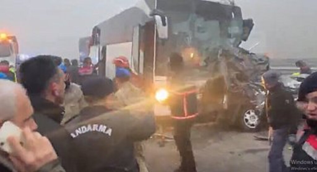 Katliam Gibi Zincirleme Kaza 11 ölü, 57 yaralı