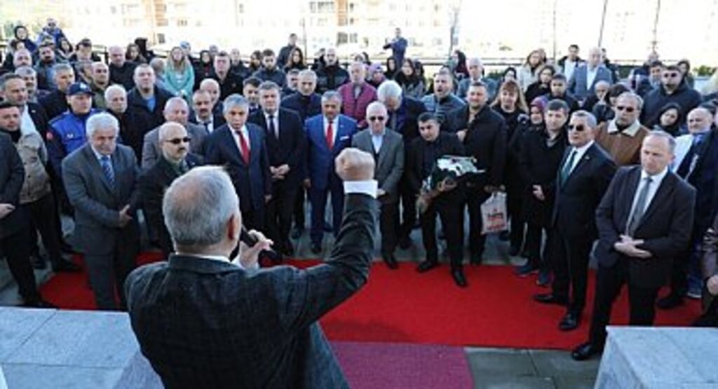 Yeniden Aday Olan Başkan Demirtaş'a İlkadım Belediyesinde Çiçekli Karşılama