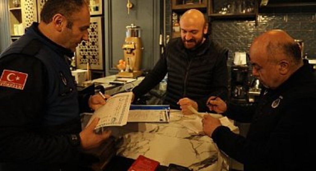 İLKADIM'DA LOKANTA VE CAFELERDE FİYAT LİSTESİ DENETİMİ BAŞLADI