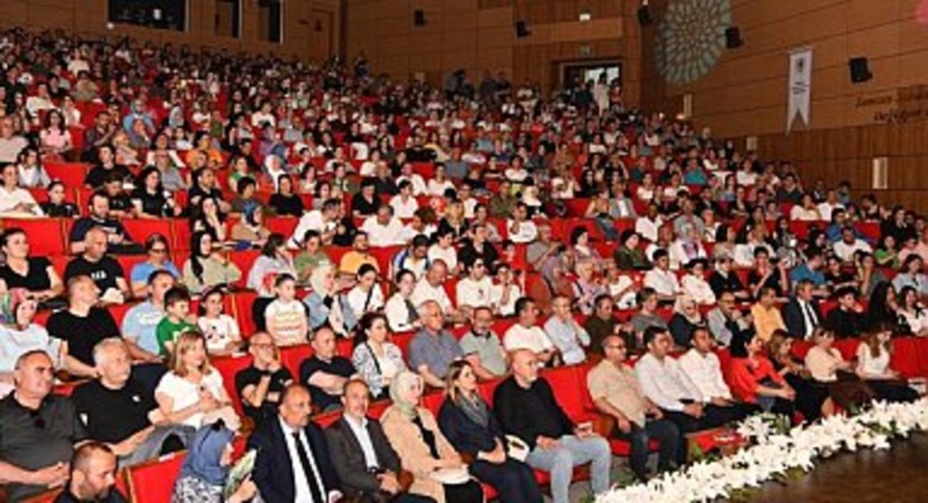 BÜYÜKŞEHİR “KARADENİZ’İN RENKLERİ” ve “ANADOLU’DAN GELDİK” İLE BÜYÜLEDİ