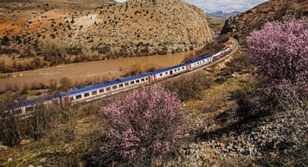 TATVAN TRENİ TURİZMİN YENİ GÖZDESİ OLDU