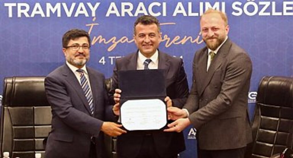 BÜYÜKŞEHİRDE 10 YENİ TRAMVAY ALIMI İÇİN İMZALAR ATILDI