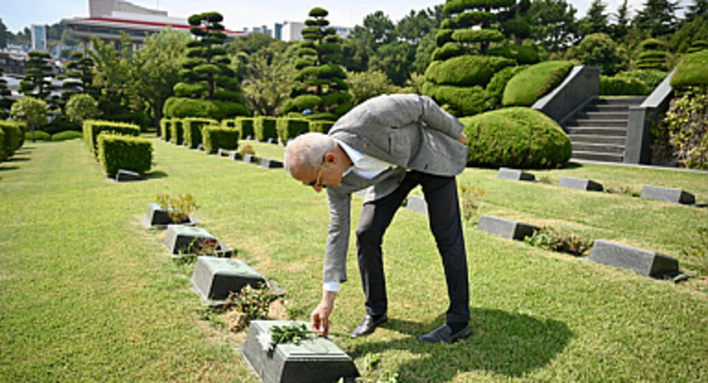 BAKAN URALOĞLU, BUSAN'DA YATAN KORE ŞEHİTLERİNİ ZİYARET ETTİ