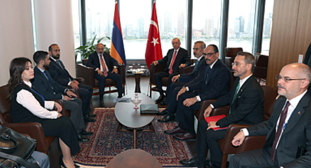 Cumhurbaşkanı Erdoğan, Nikol Paşinyan'a kitabını hediye etti