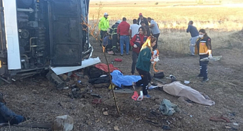 Gezi otobüsü devrildi: Ölü ve yaralılar var