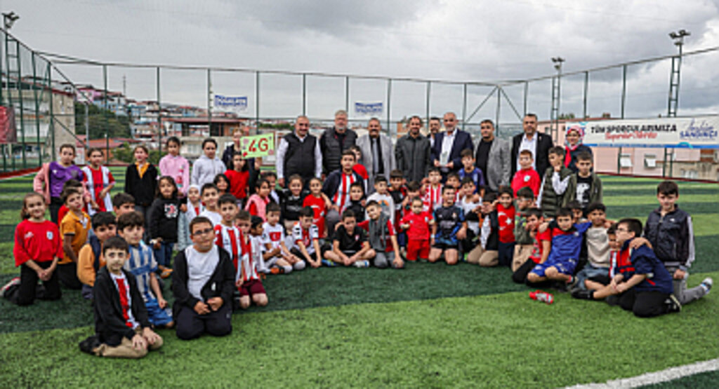 SAMSUNSPOR KAPTANI ZEKİ YAVRU MİNİK ÖĞRENCİLERLE BULUŞTU