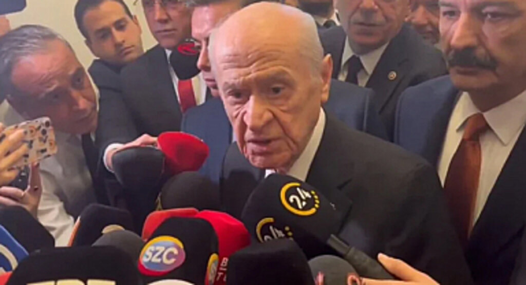 Bahçeli'den gazeteciye ayar: Tahrik edici, ayrımcı fikirleri bırak