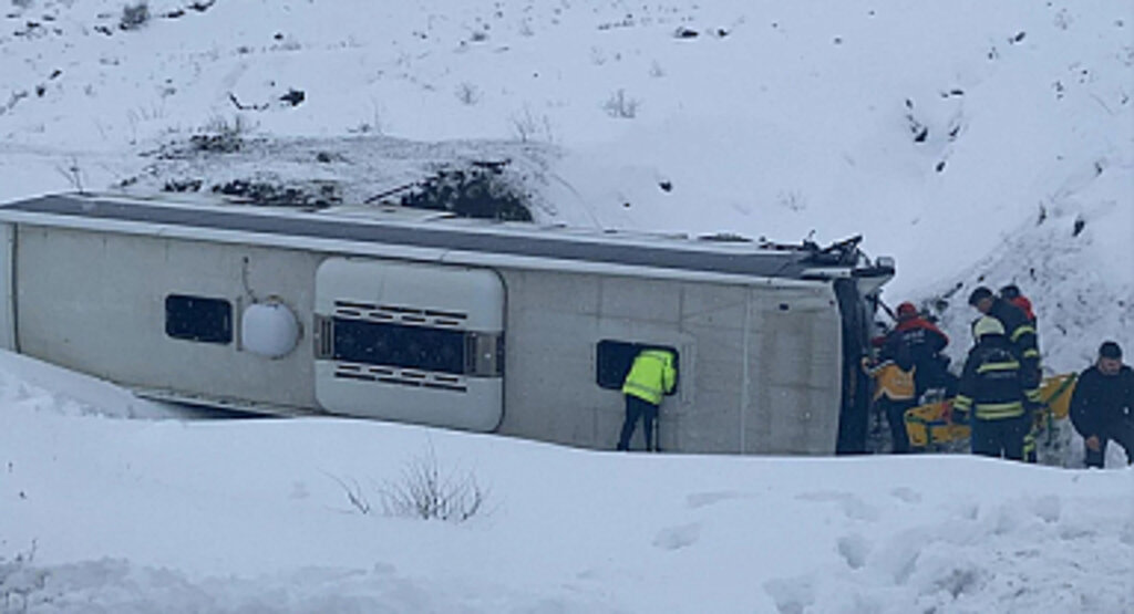 Erzincan'da yolcu otobüsü şarampole yuvarlandı
