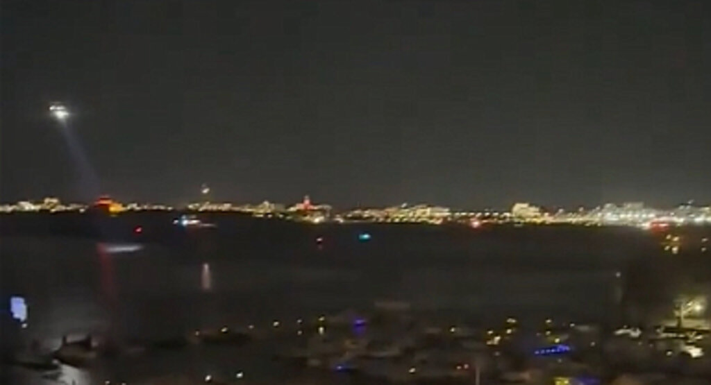 ABD'de yolcu uçağı ile askeri helikopter havada çarpıştı