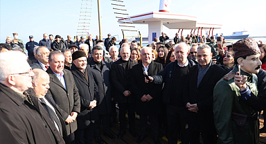 SAMSUN'DA MÜBADELENİN 102. YILINDA DENİZE KARANFİL BIRAKILDI