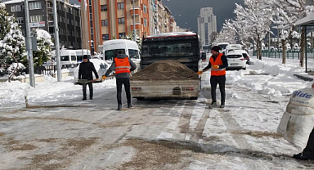 Büyükşehir 800 personel 500 araçla yolları açıyor