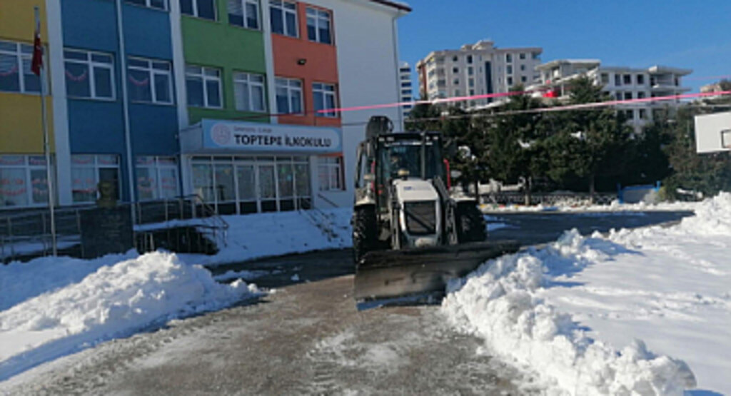 Canik'te Karla ve Buzla Mücadelede Yoğun Mesai