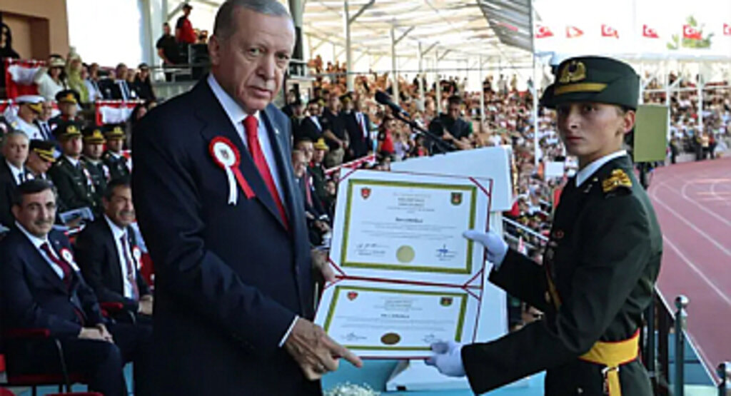 Kılıç Çeken 5 Teğmen İhraç Edildi