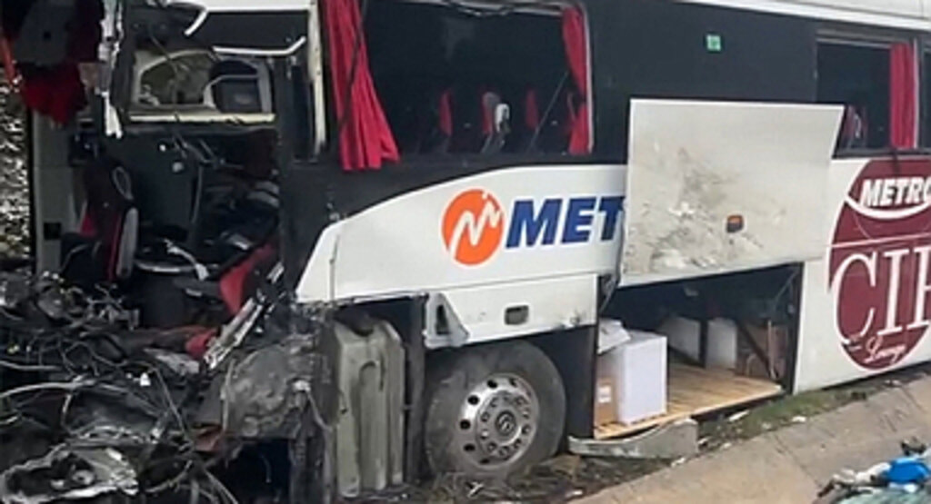 Samsun Kavak'da yolcu otobüsü kamyona çarptı
