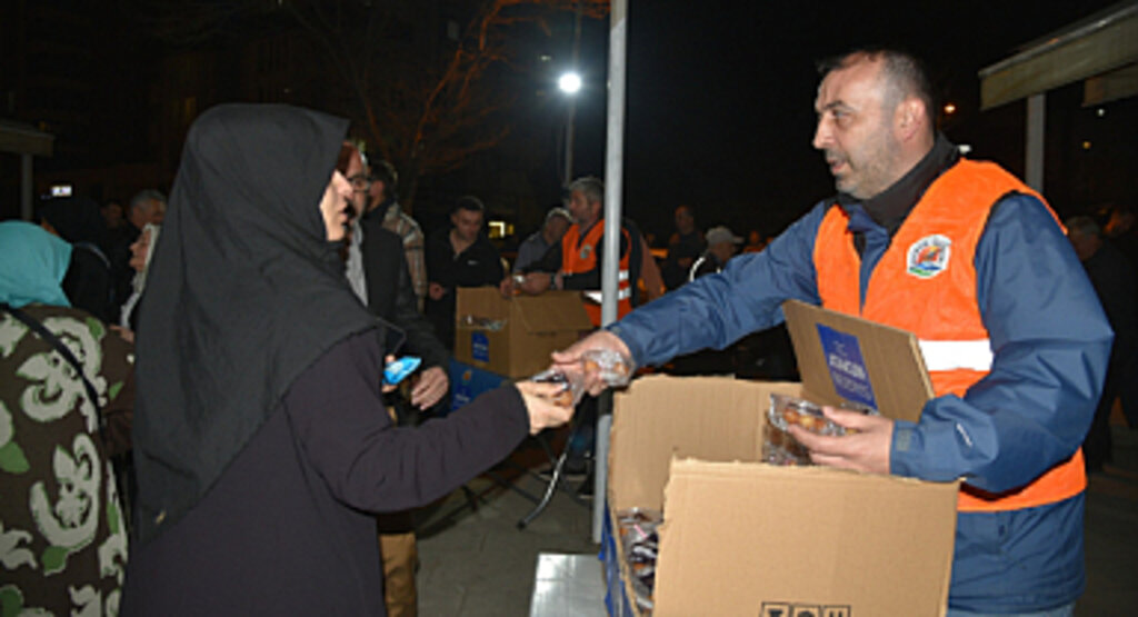 Atakum Belediyesinden Kadir Gecesi’nde lokma ikramı