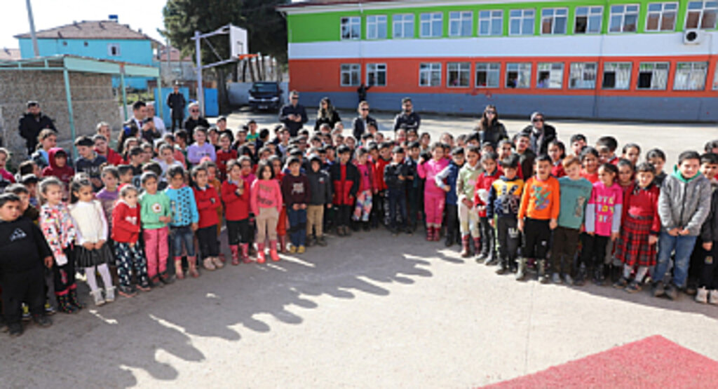 BAFRA'DA GÜLFİDAN İLE MASALLAR VE KUKLA GÖSTERİSİ ÖĞRENCİLERDEN TAM NOT ALDI