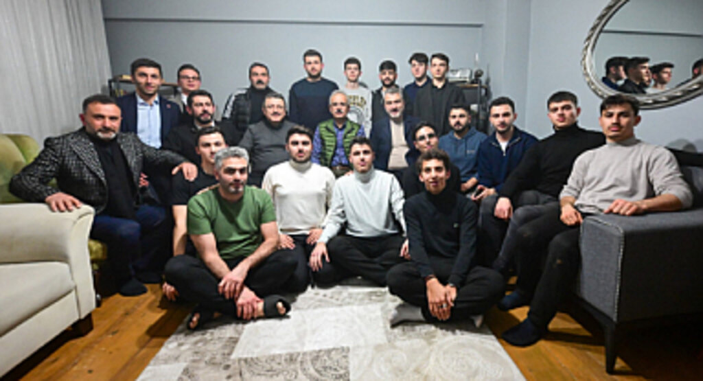 BAKAN URALOĞLU, ÜNİVERSİTELİ GENÇLERİN SAHUR SOFRASINA MİSAFİR OLDU