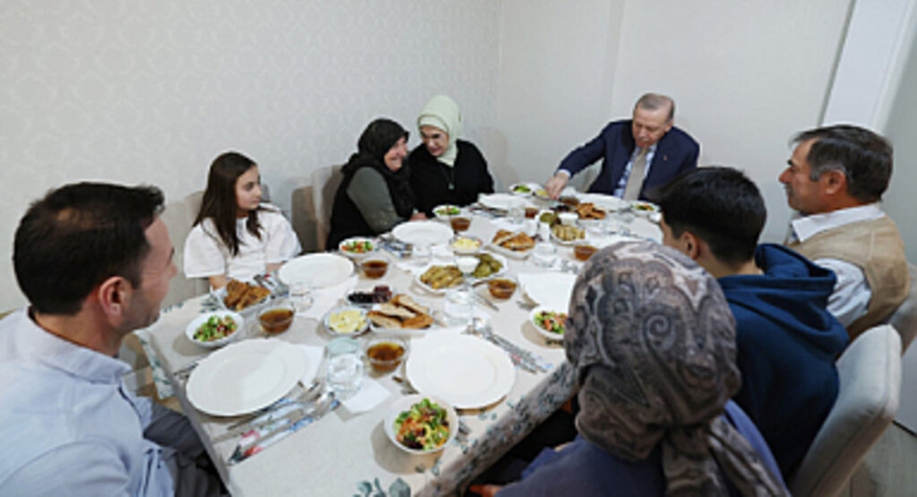 Cumhurbaşkanı Erdoğan ve Emine Erdoğan, Fidan ailesinin iftar sofrasına konuk oldu