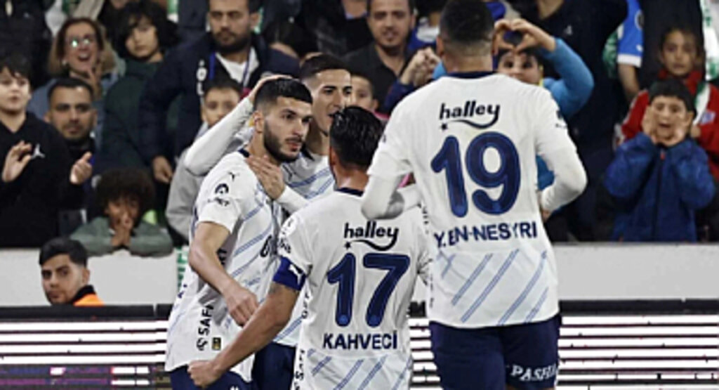 Fenerbahçe 4 golle 3 zirve yarışını bırakmadı