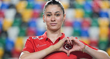 Milli Sporcumuz Aysel Önder, dünya rekoru kırarak altın madalya kazandı