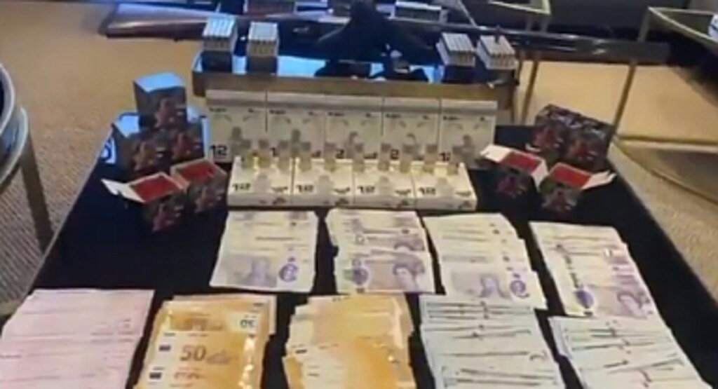 Yolsuzluk şüphelilerinin adreslerinden milyonlarca lira çıktı