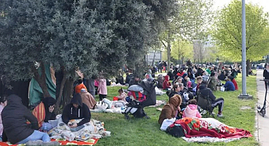 İstanbulluların Deprem Endişesi: Soğuk Havaya Rağmen Geceyi Sokakta Geçirdiler