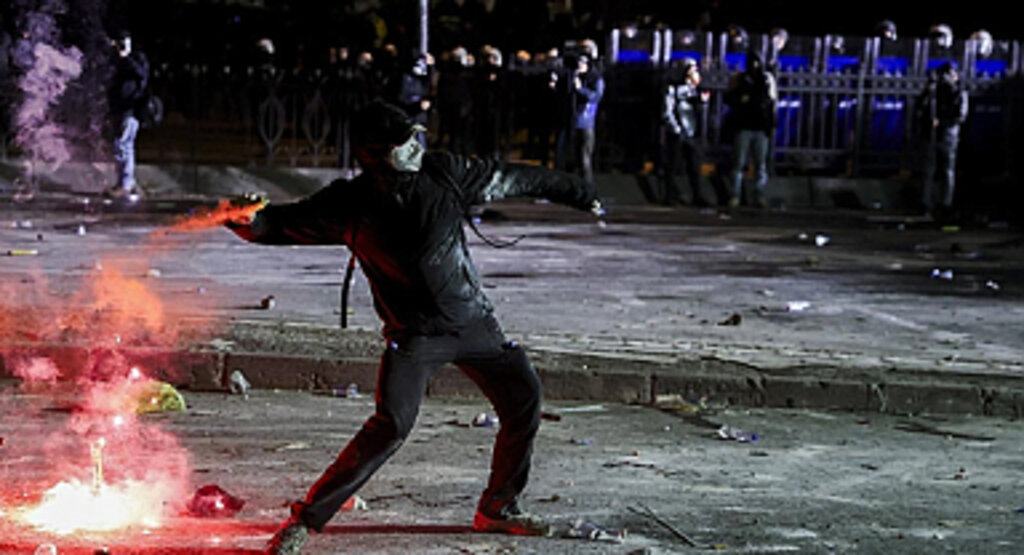 Polise saldıran İmamoğlu destekçisi 102 kişiye tahliye