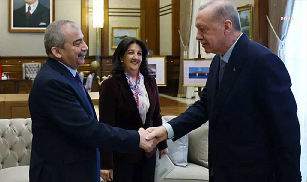 Sırrı Süreyya Önder, 12 saat süren ameliyat sonrası yoğun bakımda