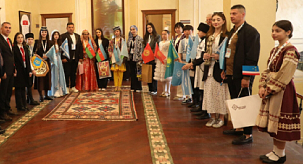 TÜRK DÜNYASI ÇOCUKLARINDAN BAŞKAN DOĞAN'A ZİYARET