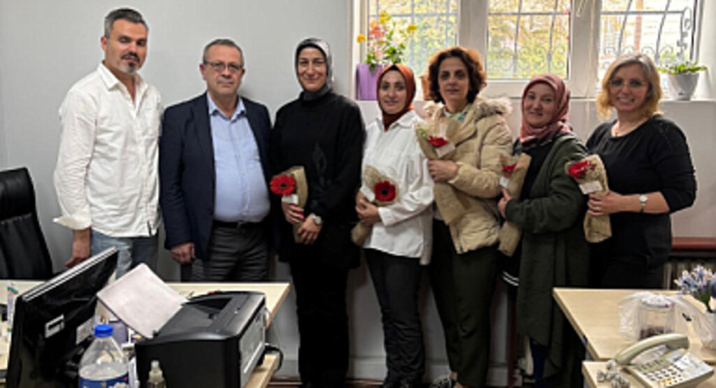 Yeni Sendika Ebeler Haftasını Çiçeklerle Kutladı