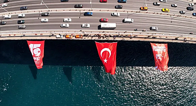 İstanbul'da köprülere Türk Bayrağı asıldı