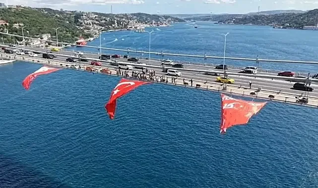 İstanbul'da köprülere Türk Bayrağı asıldı