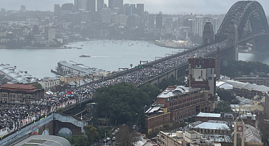 Avustralya’da 90 bin kişi Filistin’e destek için Sydney Köprüsü’nde