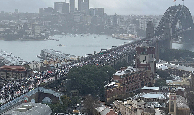 Avustralya’da 90 bin kişi Filistin’e destek için Sydney Köprüsü’nde