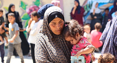 İsrail alçaklığı bitmiyor: Açlıktan ölen Filistinlilerin üzerine bomba yağdırıyor 