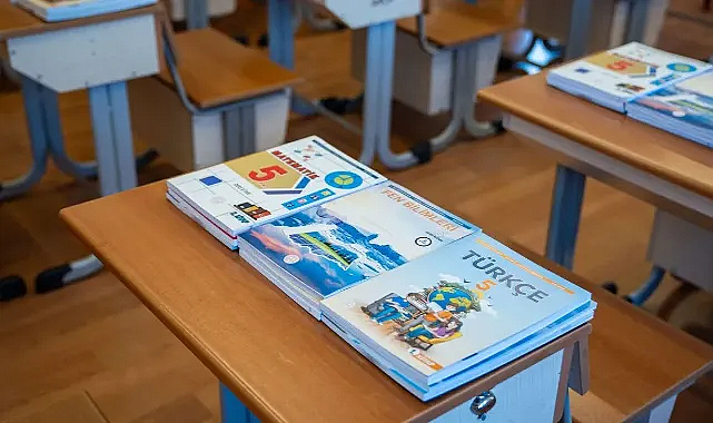 Ücretsiz ders kitapları okul sıralarında