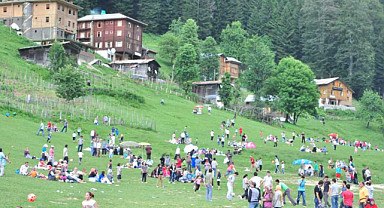 Ayder Yaylası’nda 1500 kişi mahsur kaldı