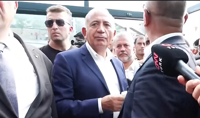 Gürsel Tekin'e CHP İstanbul İl Başkanlığı'nda şişe fırlatıldı