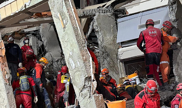 Gebze'deki enkazdan anne ve babanın cansız bedenleri çıkarıldı
