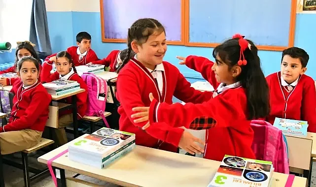 Ara tatil bitti: Milyonlarca öğrenci yeniden sınıflarda