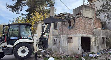  Atakum'da halkın güvenliğini tehdit eden metruk yapılar yıkılıyor