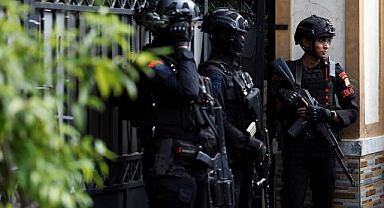 Endonezya'da donanma üssü caminde patlama: 54 yaralı