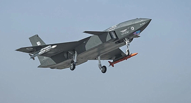 KIZILELMA radarda görünmeden savaş uçağını vurdu