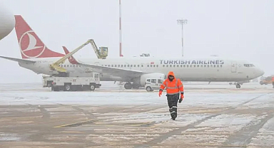 Kar yağışı uçak seferlerini iptal ettirdi